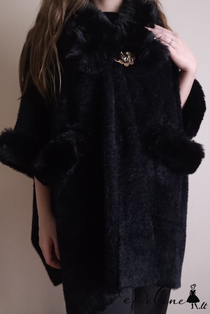 Elegantiškas pončas su puošniu užsegimu